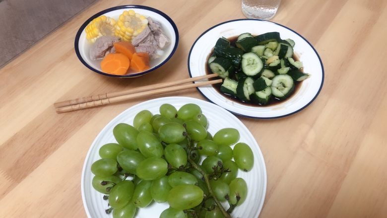 胡萝卜玉米排骨汤,今天我配一碟拍黄瓜🥒