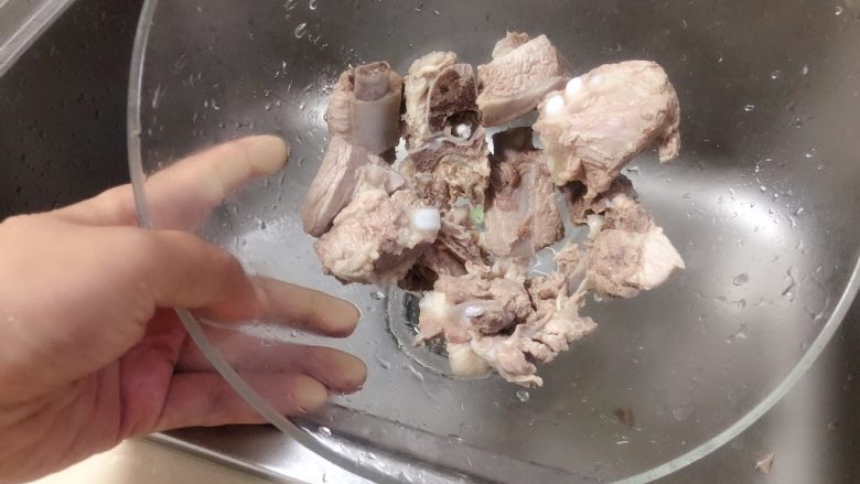 胡萝卜玉米排骨汤,用清水把焯好的排骨洗干净