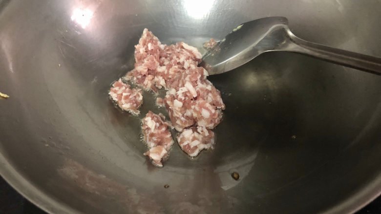四季豆炒肉,热锅冷油,加入肉末,中小火,炒散煸炒出油