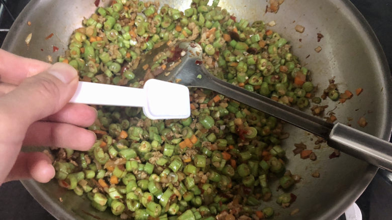 四季豆炒肉,最后尝下咸淡,根据个人口味添加少许盐,翻炒均匀定味,即可出锅