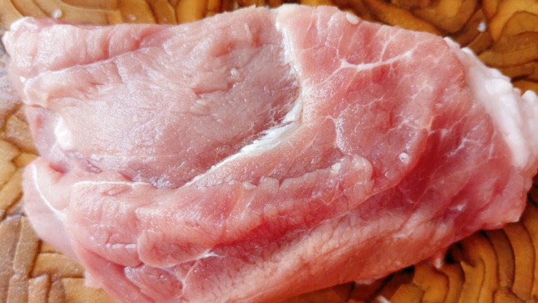 白玉菇炒肉,<a style='color:red;display:inline-block;' href='/shicai/ 429'>瘦肉</a>洗净,沥干水分