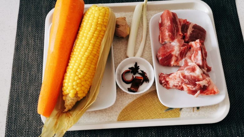 胡萝卜玉米排骨汤,食材准备好