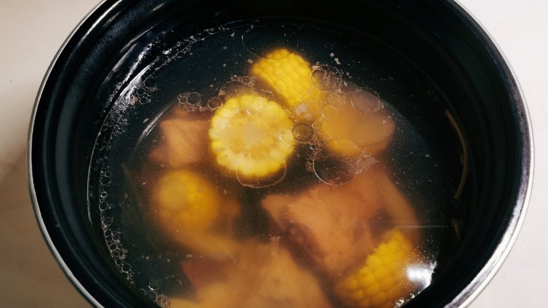 胡萝卜玉米排骨汤,约40分钟 排骨汤熟了