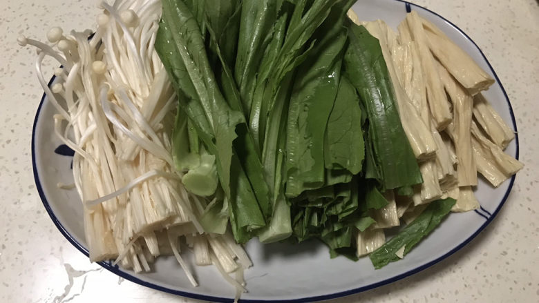 水煮龙利鱼,配菜:金针菇去根,油麦菜洗净去根切段,腐竹提前泡发切段。(配菜可自己喜欢随意搭配)