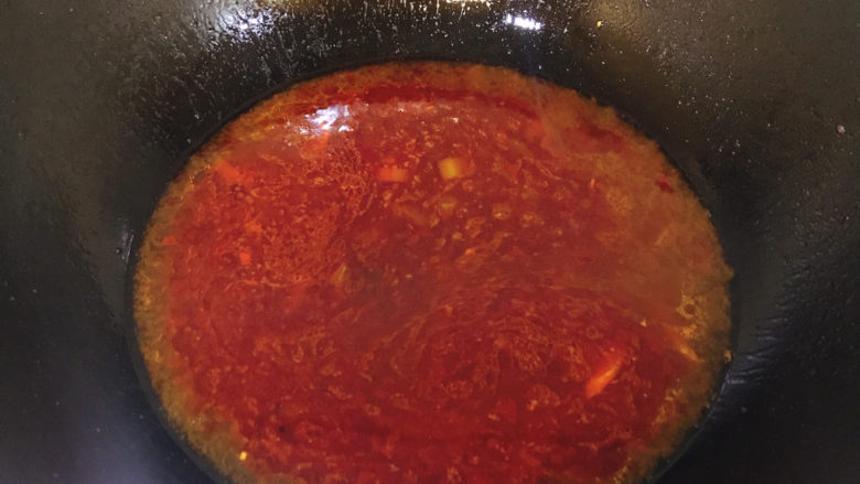 水煮龙利鱼,添适量水,加适量盐、加少许白糖提味