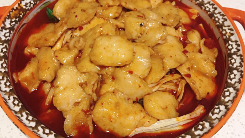 水煮龙利鱼,待肉色变白,将鱼片捞出平铺到配菜上