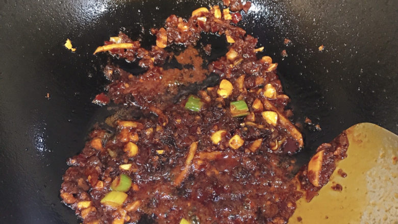水煮龙利鱼,起锅烧油,下葱姜蒜炒出香味下豆瓣酱火锅底料,炒出红油