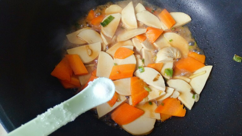青椒炒素鸡,加入一勺盐翻炒均匀,焖煮3分钟