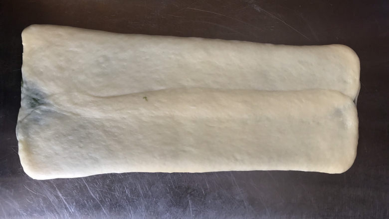 一次发酵的抹茶大理石纹吐司,擀开,约15公分宽,40公分长的长方形