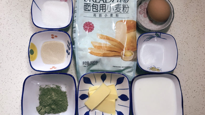 一次发酵的抹茶大理石纹吐司,所需材料备齐。