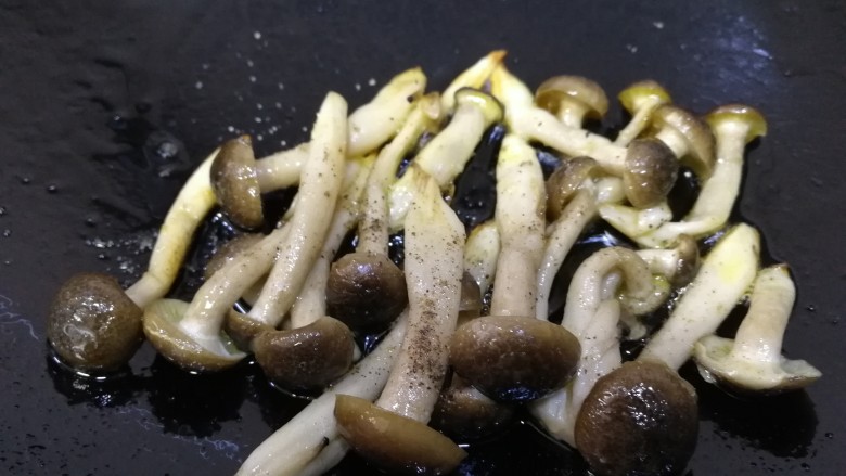 鸡蛋芝士全麦三明治,煎至一面微黄,关火。