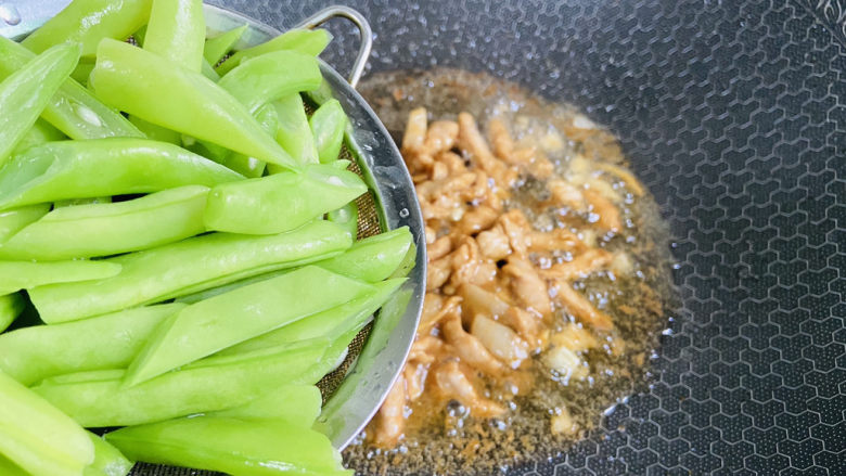 四季豆炒肉,倒入焯水后的四季豆