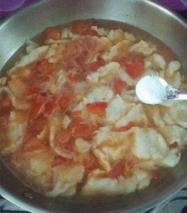 水煮龙利鱼,根据自家口味,加入适量的食盐