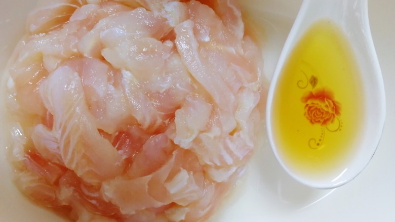 水煮龙利鱼,控净水份,一汤匙<a style='color:red;display:inline-block;' href='/shicai/ 718'>料酒</a>。