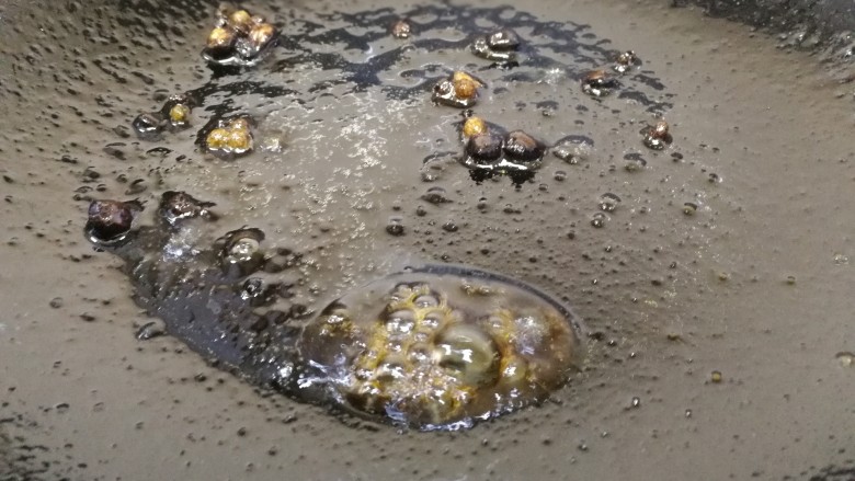 水煮龙利鱼,转动炒锅,用锅内余热把生抽炸香。