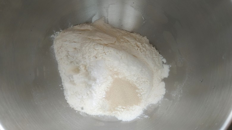 炸油饼,加入3克酵母粉,2克小苏打,适量盐