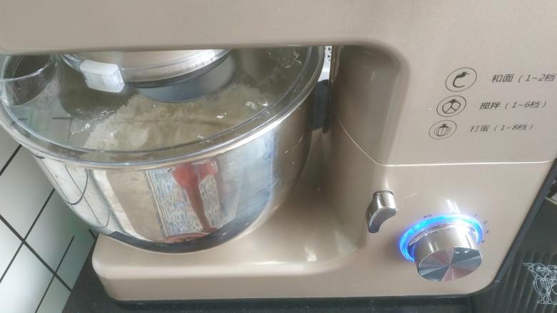 炸油饼,启动和面程序一档,把面粉搅拌成棉絮状