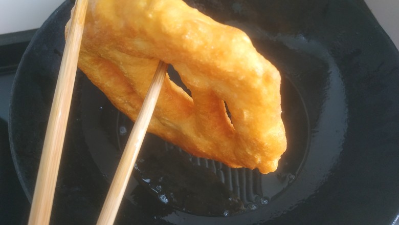 炸油饼,捞出控油