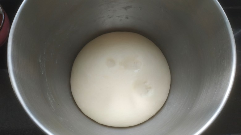 炸油饼,盖上保鲜膜常温发酵两小时左右,面团成两倍大