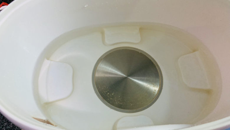 胡萝卜玉米排骨汤,隔水炖锅,加水