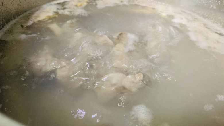 胡萝卜玉米排骨汤,大火煮开,焯水3分钟
