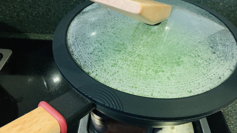 四季豆炒肉,盖住锅盖,焖一会
