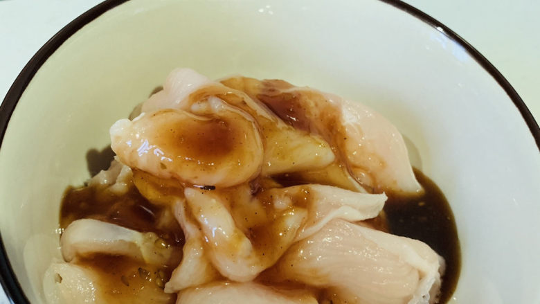 四季豆炒肉,倒入<a style='color:red;display:inline-block;' href='/shicai/ 5379'>烤肉酱</a>,腌制十分钟