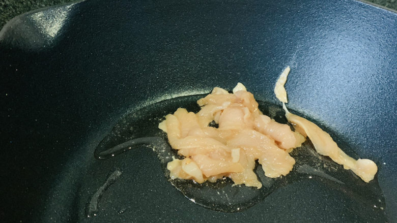 四季豆炒肉,锅加食用油,热锅,加腌好的肉