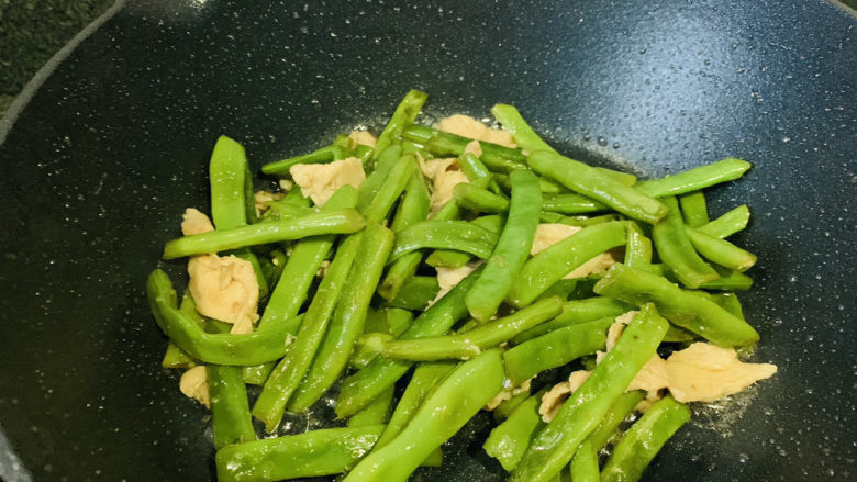 四季豆炒肉,翻炒均匀,起锅