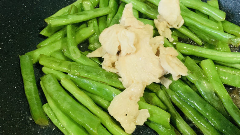 四季豆炒肉,四季豆变脆绿,加入肉,翻炒