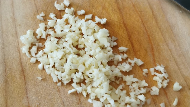 凉拌千张,蒜切碎