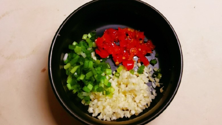 凉拌千张,蒜末 香葱 <a style='color:red;display:inline-block;' href='/shicai/ 803'>剁椒</a>放到一个小碗里