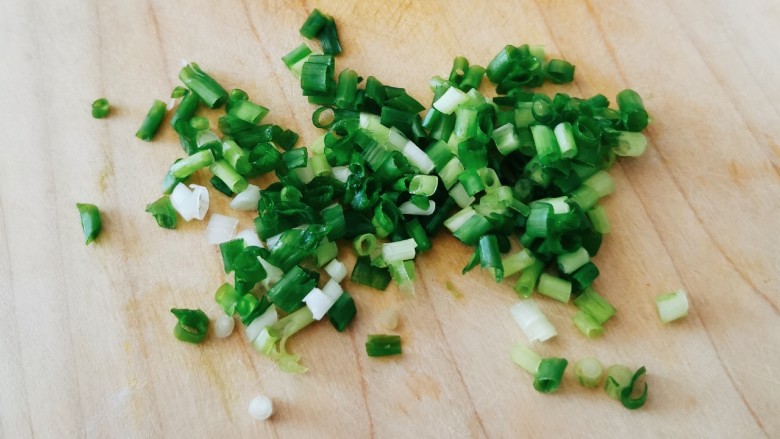 凉拌千张,<a style='color:red;display:inline-block;' href='/shicai/ 3232'>香葱</a>切圈