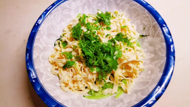 凉拌千张,继续放入千张 香菜