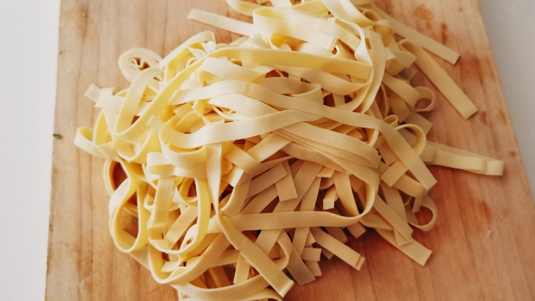 凉拌千张,<a style='color:red;display:inline-block;' href='/shicai/ 7749'>千张</a>切条状