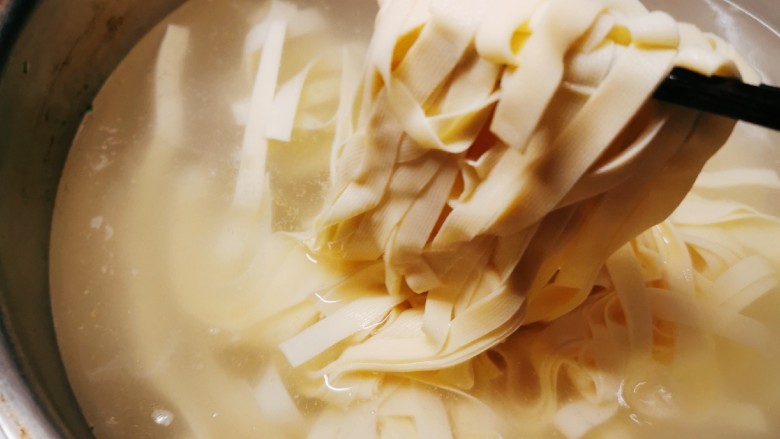 凉拌千张,放入开水中汆烫捞出