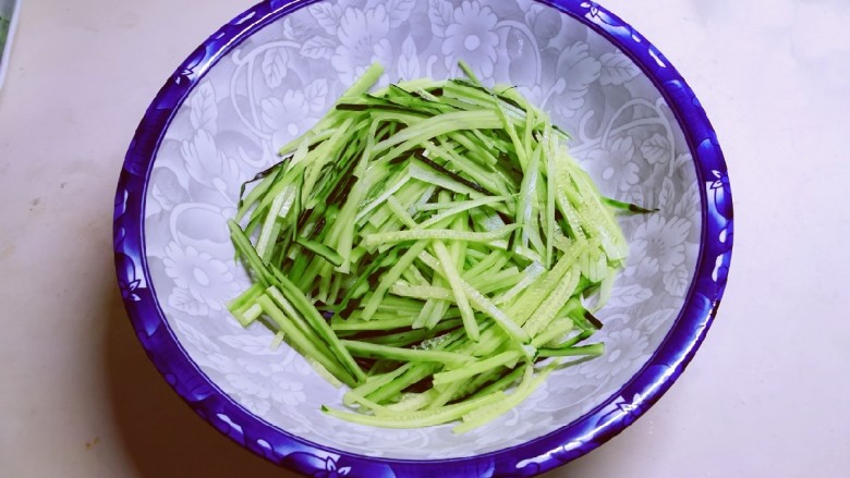 凉拌千张,放入拌菜盆里