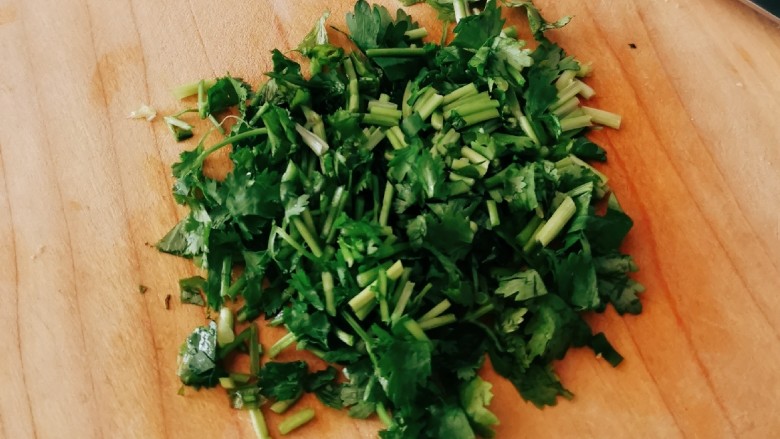 凉拌千张,<a style='color:red;display:inline-block;' href='/shicai/ 131'>香菜</a>切小段