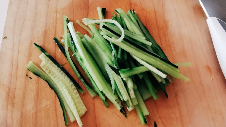 凉拌千张,<a style='color:red;display:inline-block;' href='/shicai/ 54'>黄瓜</a>切丝