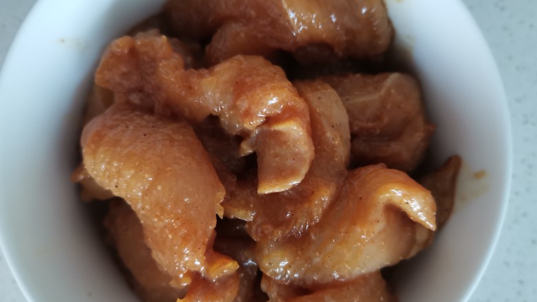 电饼铛香酥鸡块,放入所有调味料,腌制30分到1小时