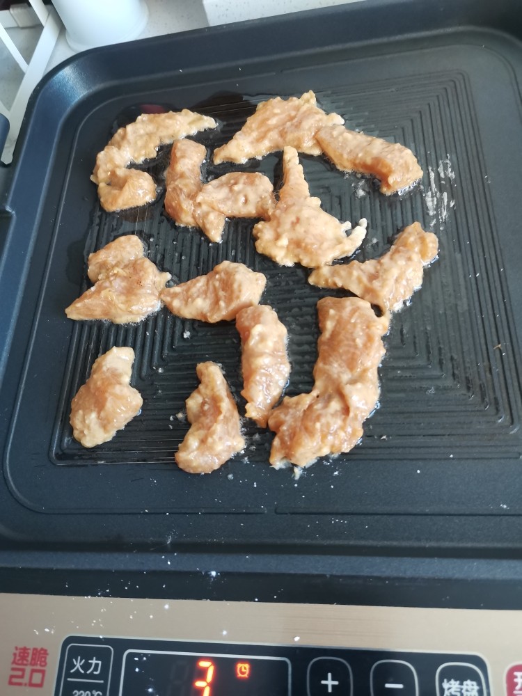 电饼铛香酥鸡块,锅中放油,然后放腌制好的鸡块