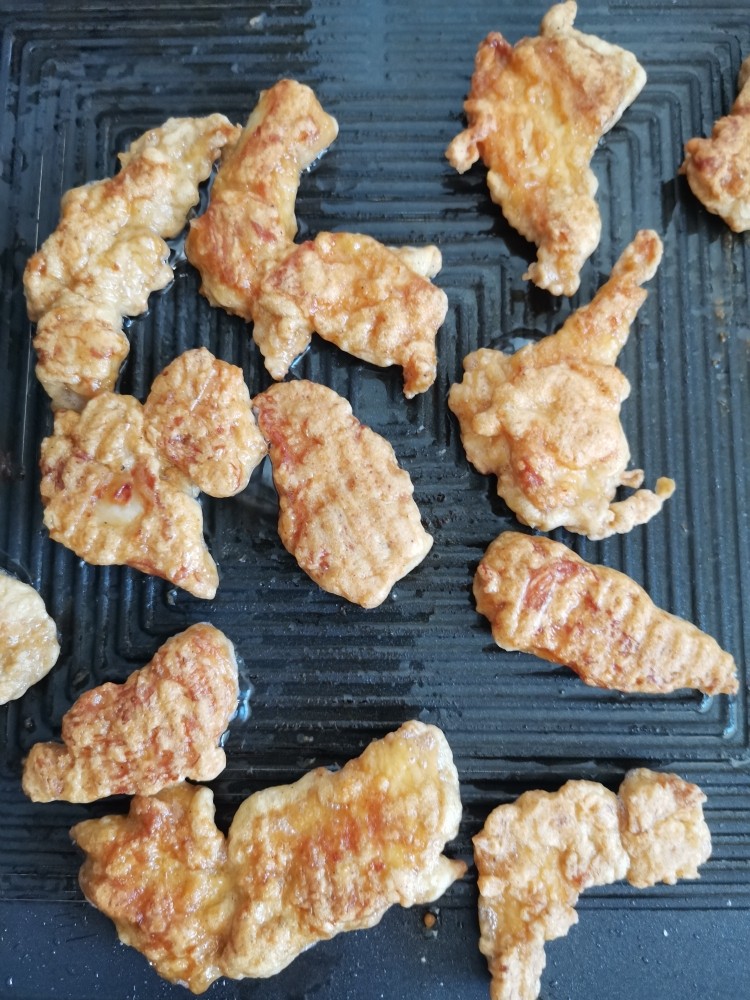电饼铛香酥鸡块,翻面后在烤3分钟,颜色变黄