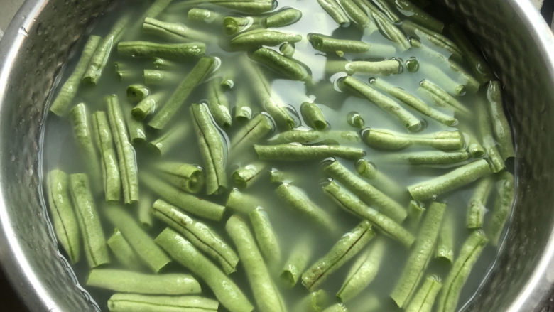 四季豆炒肉,淘米水浸泡几分钟,可以有效去除残留农药。