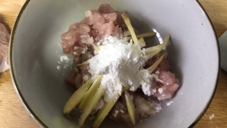 四季豆炒肉,放<a style='color:red;display:inline-block;' href='/shicai/ 37'>姜</a>、料酒,淀粉抓匀,腌制一会。