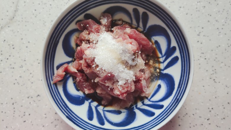 四季豆炒肉,<a style='color:red;display:inline-block;' href='/shicai/ 34494'>猪瘦肉</a>洗净之后切丝,然后加少许料酒,生抽,一小勺淀粉,一小勺细砂糖,几滴食用油
