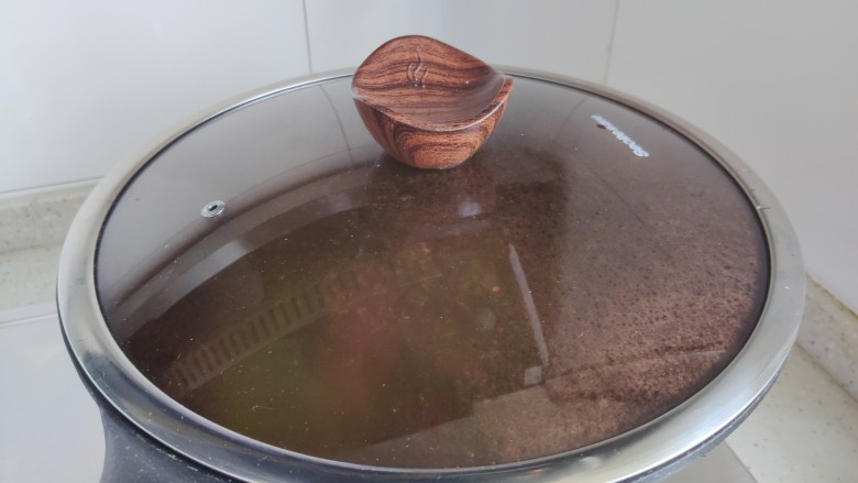 四季豆炒肉,盖上锅盖,转小火焖煮3分钟