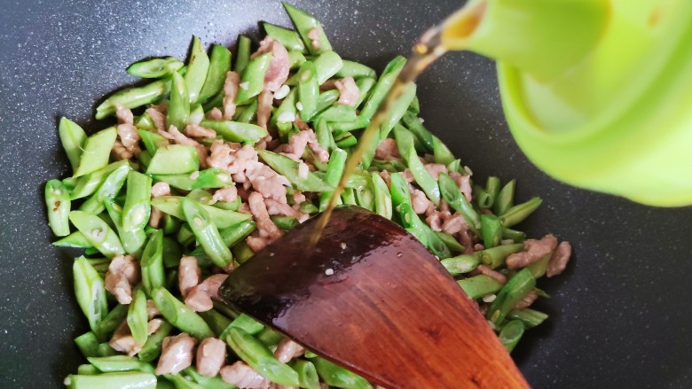 四季豆炒肉,加少许料酒