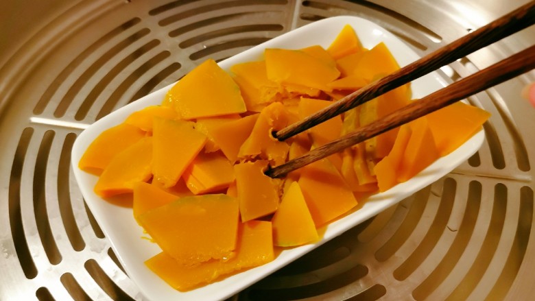 芝士焗南瓜,时间到 用筷子轻松穿透 南瓜已经熟了
