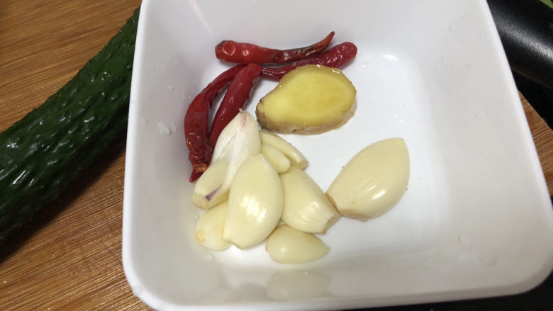 凉拌千张,小辣椒去蒂清洗,蒜剥皮,姜搓洗备用