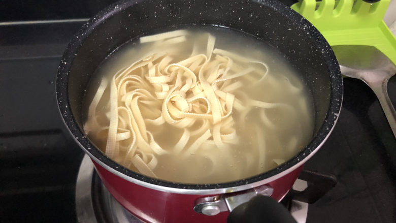 凉拌千张,中小火煮一分钟,关火捞出备用